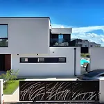 Villa 1 *